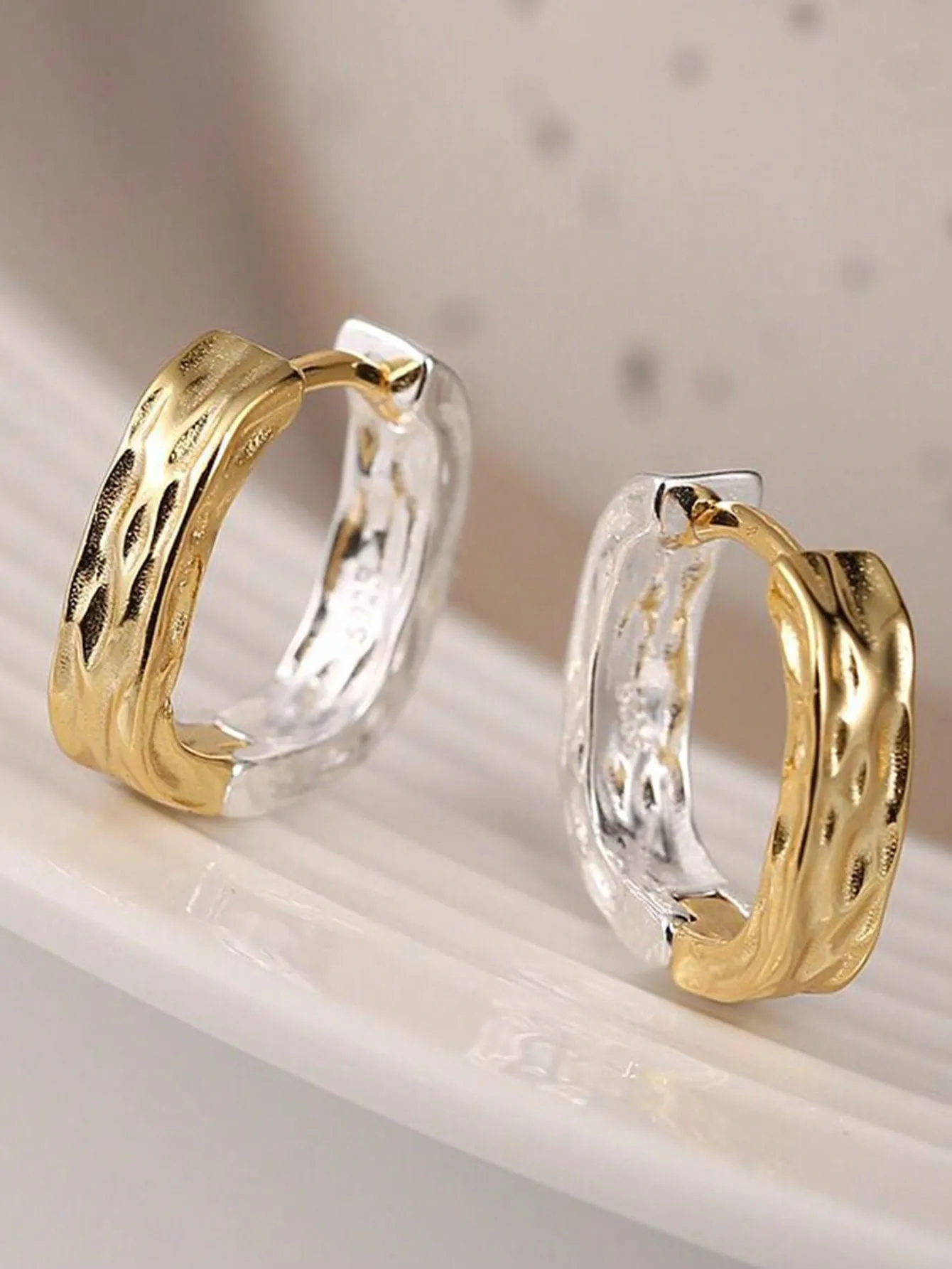 1pair Fashionable Two Tone Textured Hoop Earrings SD