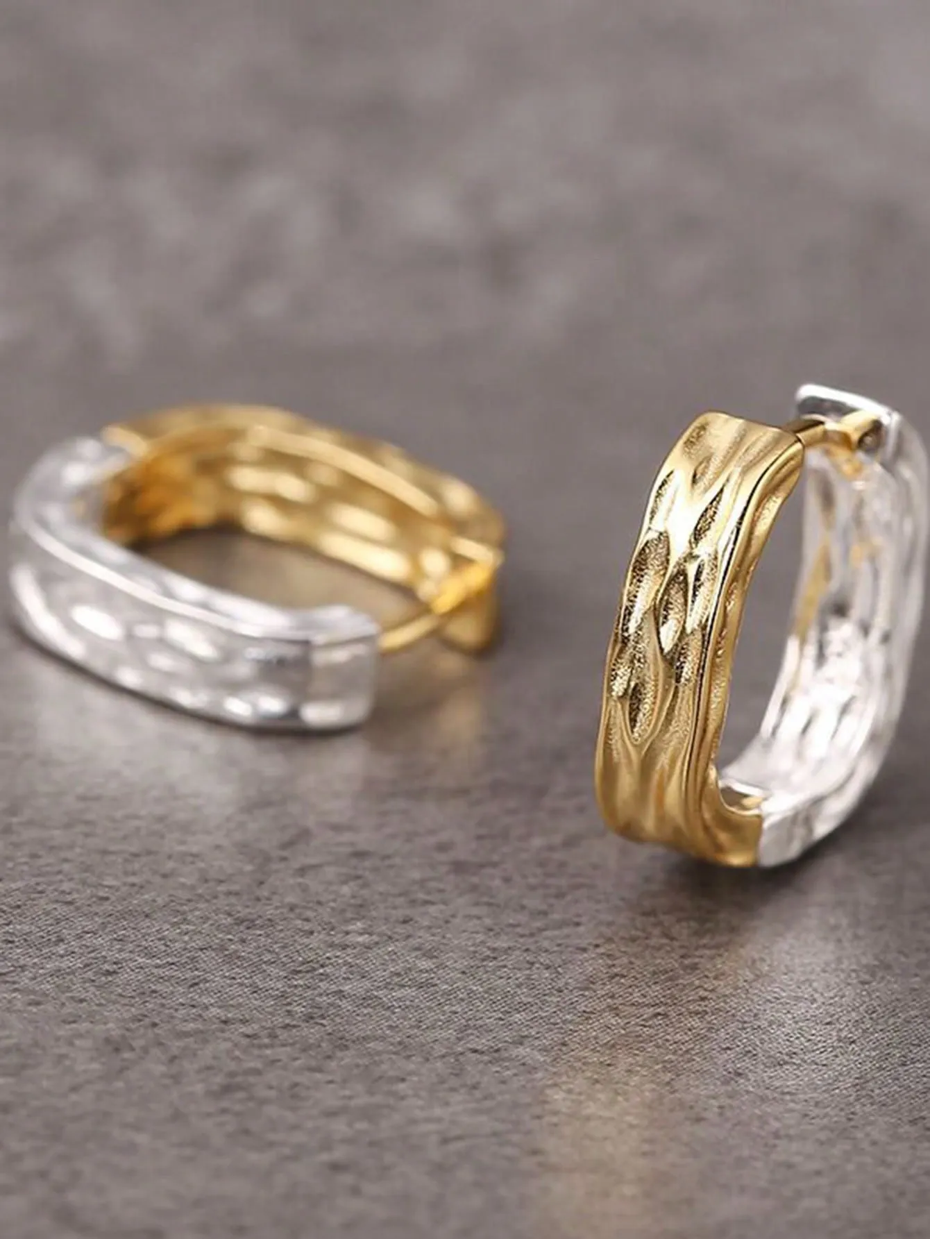 1pair Fashionable Two Tone Textured Hoop Earrings SD