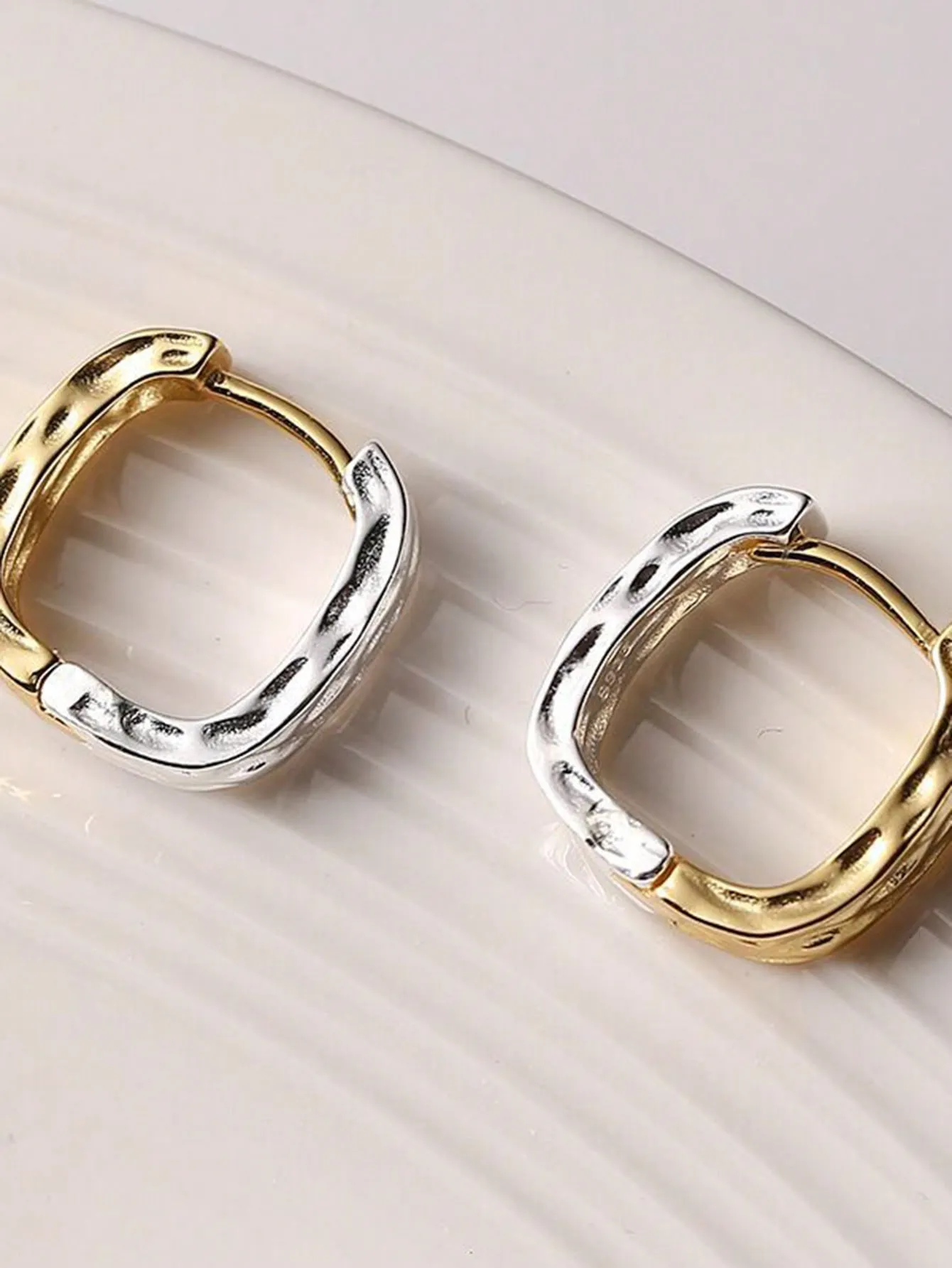 1pair Fashionable Two Tone Textured Hoop Earrings SD
