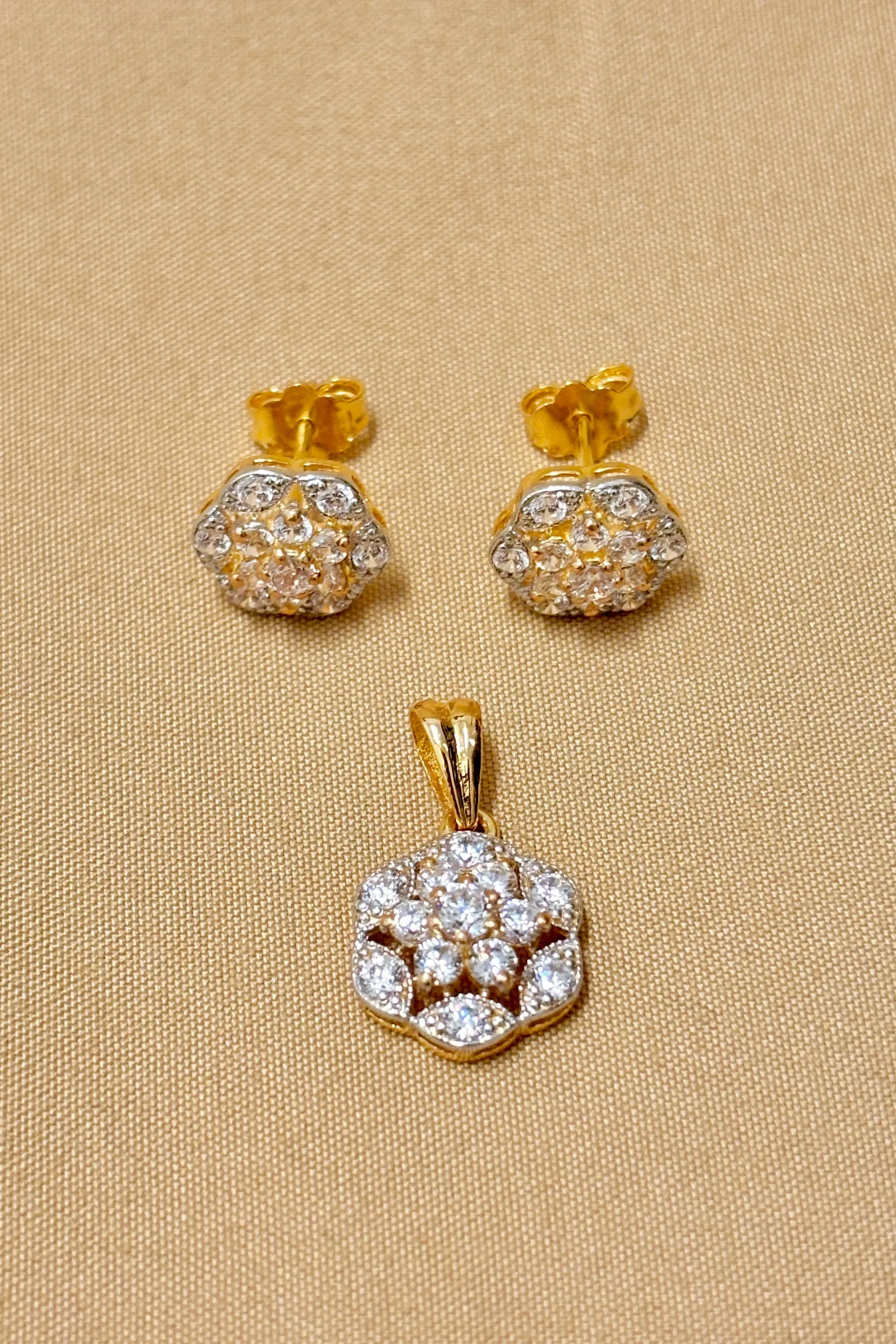 22 KT Gold Designer Flower Diamond Pendant Set (D63)