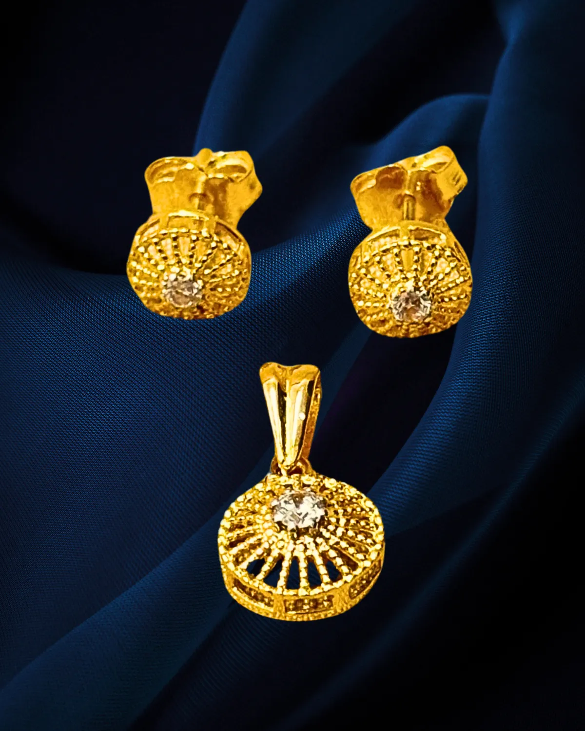 22 KT Gold Designer Pendant Set (D65)