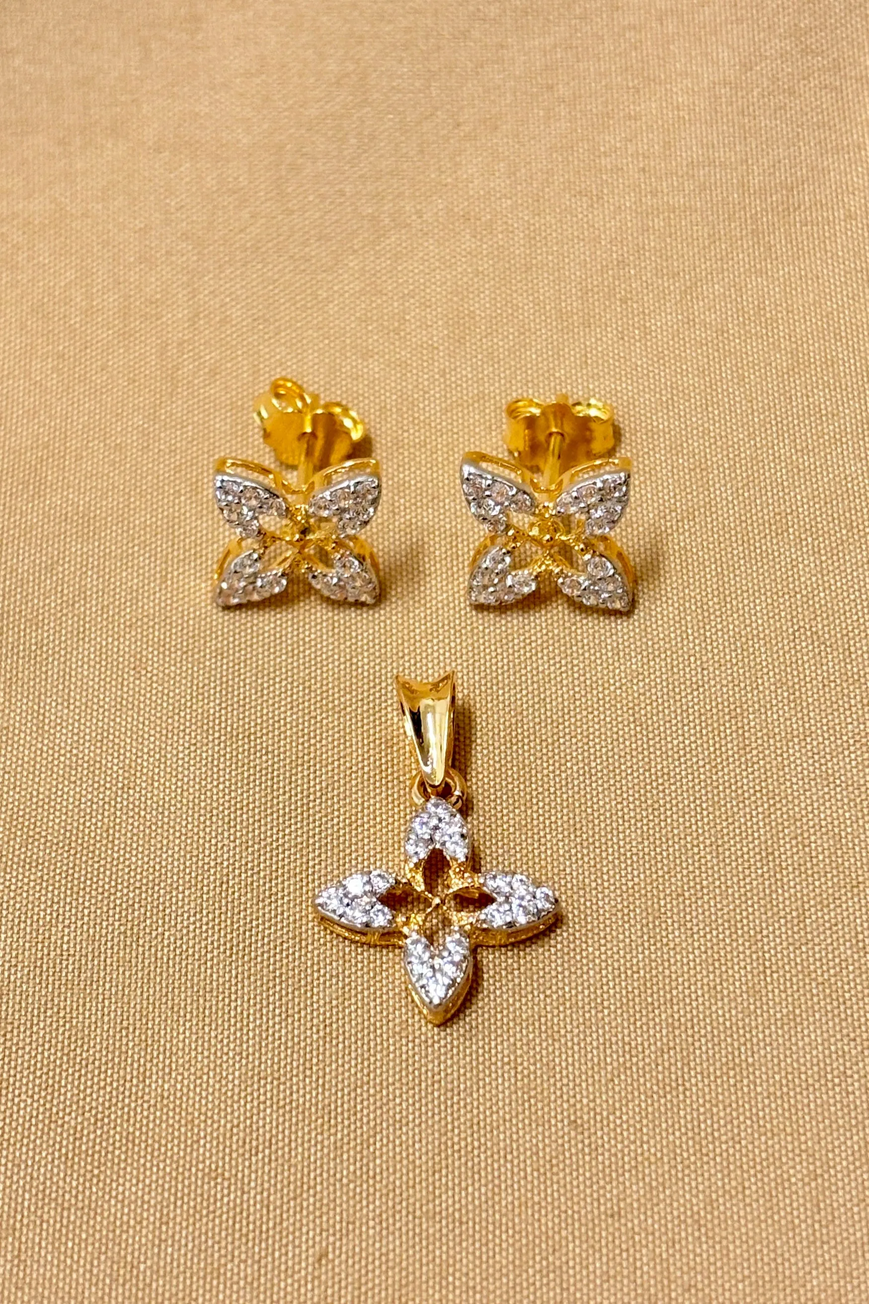 22 KT Gold Designer Star Diamond Pendant Set (D64)