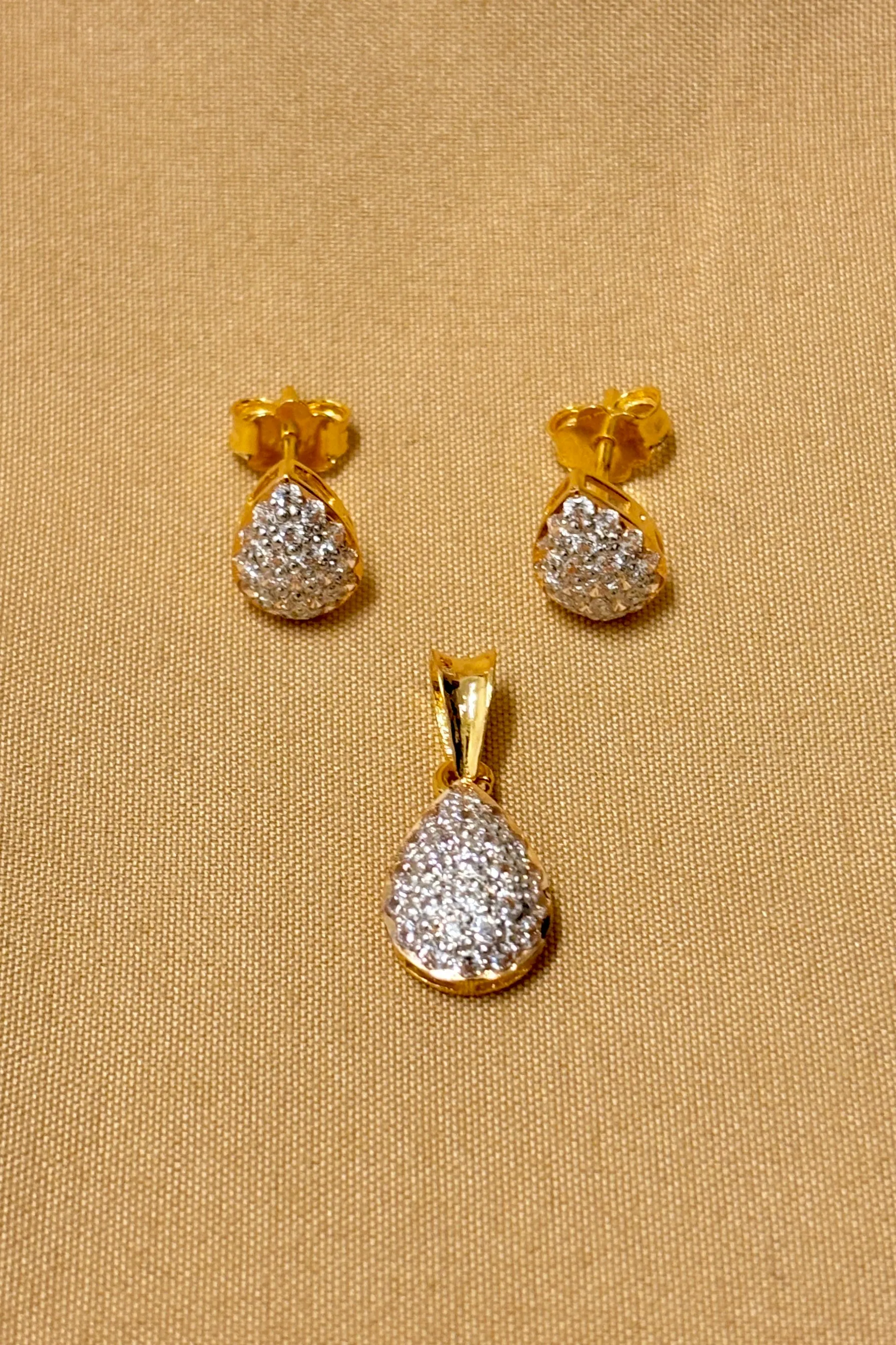 22 KT Gold Designer White Diamond Pendant Set (D62)