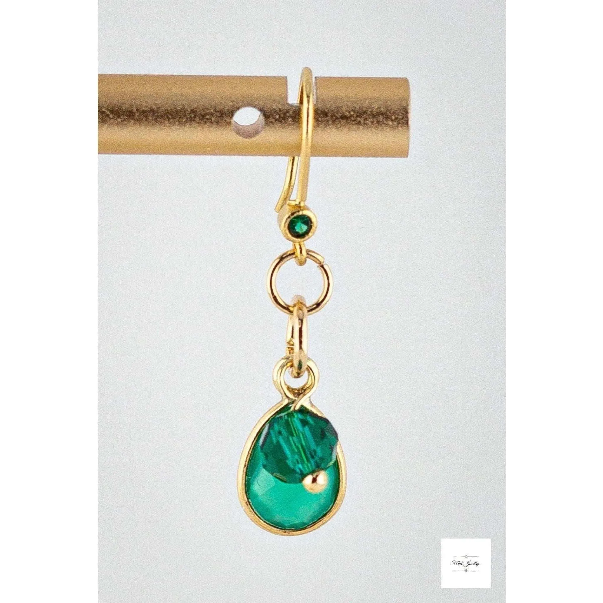 Dainty Green Onyx Drop Earrings: Chic Green & Gold Earrings